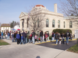 [photo of the crowd waiting in line for carriage rides]